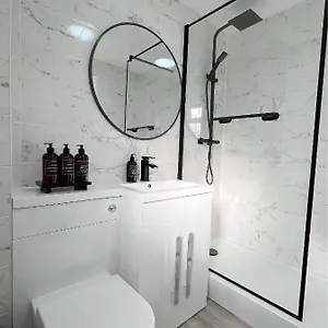 Stunning In Beckton With Private Entrance London